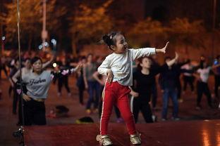 成人广场舞小皮球视频,小皮球广场舞魅力无限